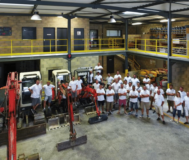 photo de l'ensemble du personnel dans les locaux de l'entreprise